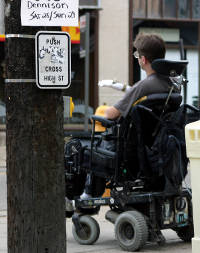 cadeirante na rua